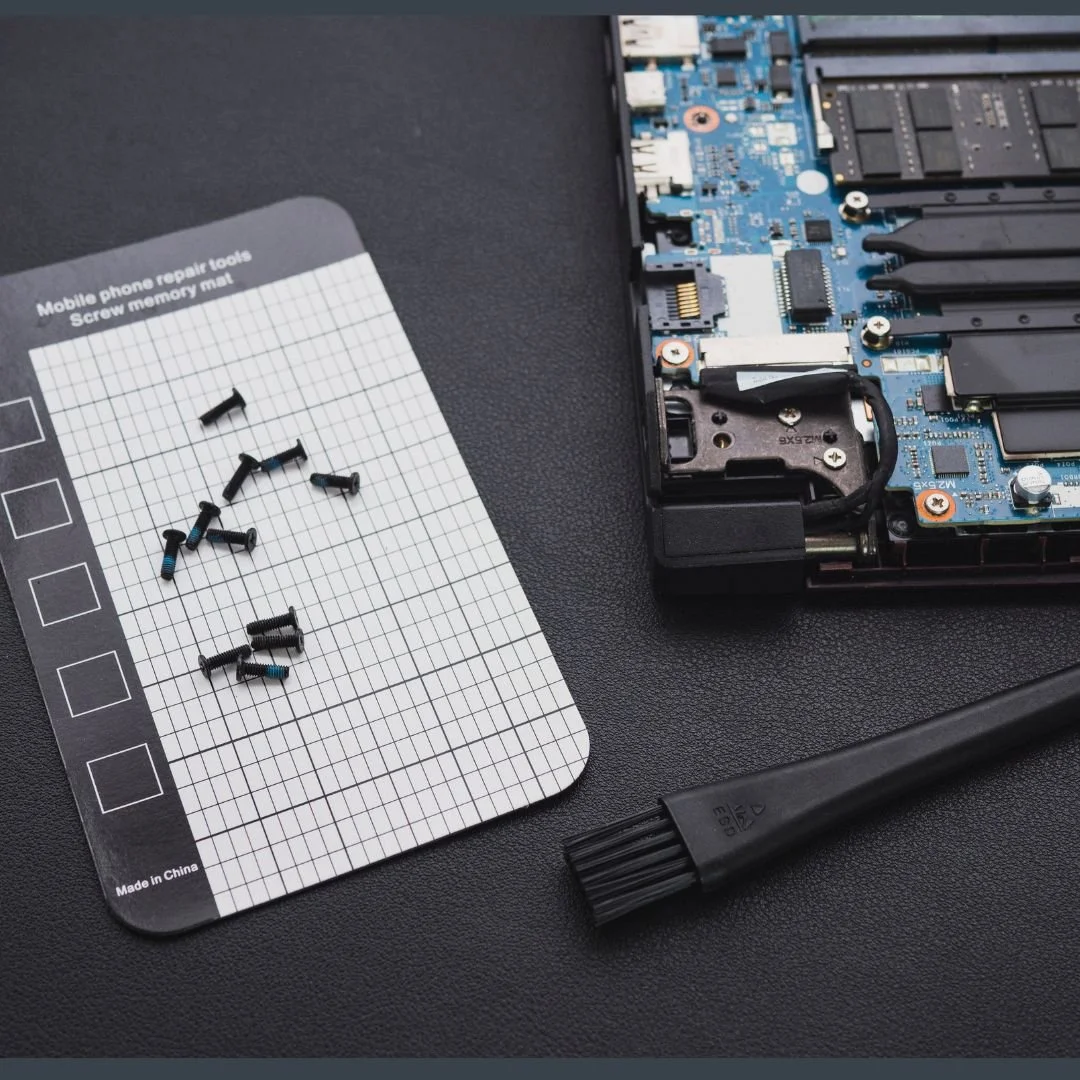 KOMBO-01 magnetic screw mat and screws